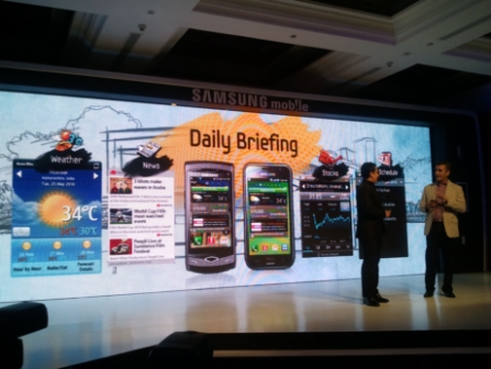 ↑16일(현지시간) 인도 델리에서 열린 삼성전자 갤럭시S 런칭행사에서 인도 국민배우 아미르 칸이 삼성전자 관계자와 질의응답형식으로 갤럭시S와 웨이브의 주요기능을 소개하고 있는 모습.