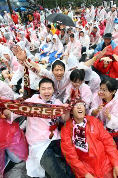 대한민국 축구대표팀이 그리스와 맞대결을 펼치고 있는 12일 오후 서울 코엑스 앞 거리응원전 현장에서 많은 시민들이 환호하고 있다. 유동일 기자 eddie@