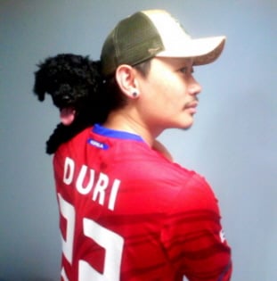 ↑ '차두리 로봇설' 웹툰으로 인기를 모으고 있는 '마인드C' 강민구작가. 강작가는 차두리 유니폼을 입고 오늘(17일) 부산에서 친구들과 거리응원을 하겠다고 밝혔다. 강작가는 웹툰에 등장하는 그 검은 강아지(본인이 실제 키우는 강아지 딩동)와 함께 포즈를 취한 사진을 보내주었다.