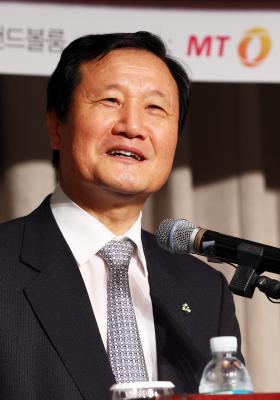 18일 오전 서울 소공동 웨스틴조선 호텔에서 열린 머니투데이 초청 조찬 강연회에서 윤증현 기획재정부 장관이 최고경영자(CEO)들을 대상으로 강연을 하고 있다. 사진=이명근 기자