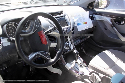 ↑현대차 신형 '아반떼'의 실내(출처:에드먼즈닷컴)