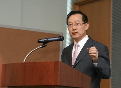 ↑SK에너지 기술원에서 출입기자 간담회를 진행하고 있는 구자영 사장.