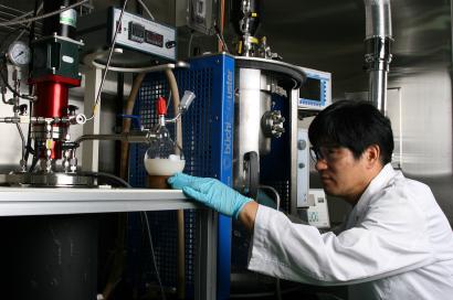 ↑SK에너지 기술원의 한 연구원이 실험실에서 그린 폴 관련 연구를 진행하고 있다.