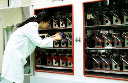 ↑SK에너지 기술원 내에 설립된 리튬이온 배터리(2차전지) 생산라인에서 생산된 전지를 한 연구원이 테스트하고 있다.