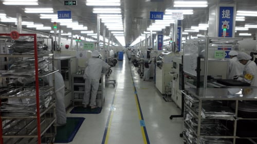 지난 18일 오후 5시 연이정보통신의 중국 톈진 공장에서 작업자들이 LED PBA 생산에 몰두하고 있다.