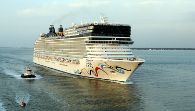↑STX유럽이 지난 17일(현지 시각) 프랑스 나제르(Saint-Nazaire)조선소에서 노르웨이안 에픽(Norwegian Epic)호를 인도했다. 에픽호는 세계적인 크루즈선사 NCL(Norwegian Cruise Line)社가 지난 2006년 발주한 선박으로 총 6900여 명의 승객 및 승무원을 수용할 수 있는 초대형 크루즈선이다.
