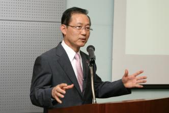 ↑지난 18일 대전시 유성구에 위치한 SK에너지 기술원에서 간담회를 진행한 구자영 사장이 축구를 통해 기업 경영을 설명하고 있다.