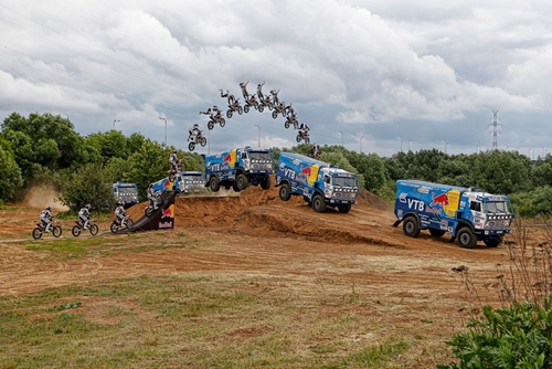 ↑FMX바이크와 카마즈트럭(출처:레드불)