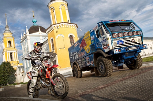 ↑FMX바이크와 카마즈트럭(출처:레드불)