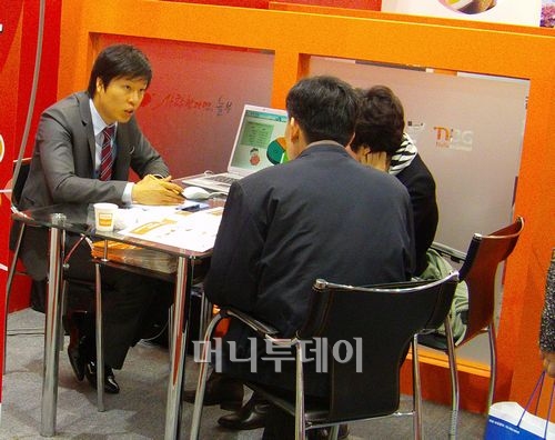 ▲ 올해 3월에 개최된 '2010 프랜차이즈 산업박람회' 기간동안 창업상담을 하고 있는 모습