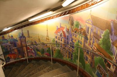 ↑ 프랑스 파리의 아베스역 계단을 따라 나선형으로 올라가면 마치 미술관을 관람하는 것처럼 온갖 명화들이 계단벽을 따라 이어져 있다.