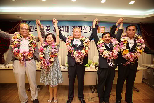 제34대 교총 회장에 당선된 안양옥(53) 서울교대 교수(가운데).