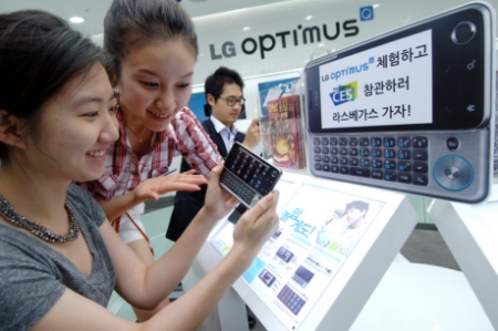 ↑LG전자 도우미가 서울 삼성동 코엑스몰내 '싸이언 플래닛'을 찾은 고객에게 옵티머스Q 제품 사용법을 설명하고 있는 모습.