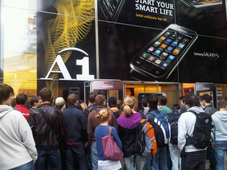 ↑18일(현지시간) 오스트리아 비엔나에 위치한 이동통신업체 A1의 매장 앞에 갤럭시S를 구입하려는 현지 소비자들이 아침부터 줄을 서고 있는 모습.