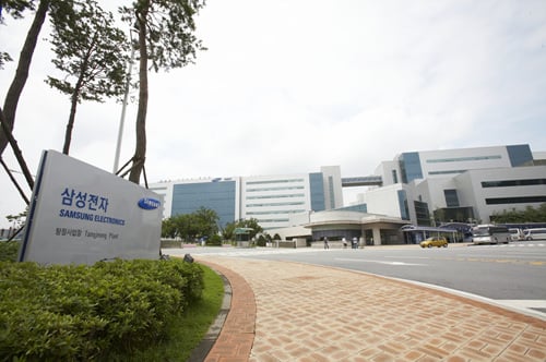 ↑충남 아산시에 위치한 삼성전자 탕정사업자 정문.