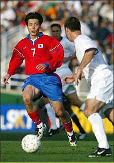 ↑송종국의 무한한 체력을 바탕으로 그라운드의 측면을 지배했다.