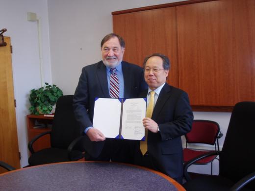 ↑황해경제자유구역청 김성배 청장과 산호세주립대 존 휘트모어 총장이 21일(현지시각) 황해경제자유구역에 분교를 유치하는 내용의 양해각서(MOU)를 체결했다.