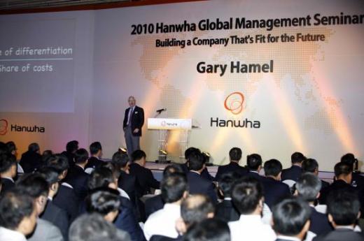 ↑세계적인 경영전략가인 게리 하멜 교수가 22일 서울프라자호텔 그랜드 볼룸에서 한화그룹 임직원 400여명을 대상으로 강연을 하고 있다.