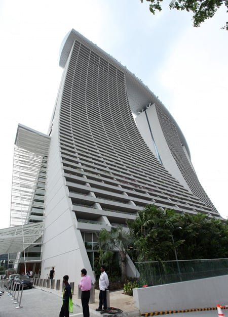 ↑ 지면에서 최고 52도 기울어져 '현대판 피사의 사탑'으로 불리는 싱가포르 마리나베이샌즈 호텔. 쌍용건설은 적정 공사기간인 48개월 보다 빠른 27개월 만에 완공해 한국의 기술력을 입증했다. ⓒ쌍용건설