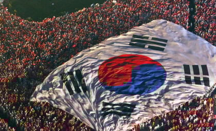 ↑대한민국 축구대표팀이 그리스와 맞대결을 펼칠 12일 오후 서울광장으로 거리응원 나온 시민들이 대형 태극기를 펼치고 있다. ⓒ이명근 기자