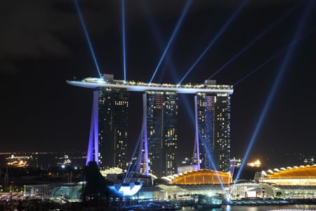 ↑ 쌍용건설이 시공한 MBS호텔은 싱가포르 정부가 차세대  성장동력  마련을 위해 국책사업으로 추진한 MBS복합 리조트의 메인 프로젝트다. 지상 200m 높이에 위치한 스파이 파크는 무게가 소나타 자동차 (약 1400킬로그램) 4만3000대에 해당하는 6만톤에 달한다. ⓒ쌍용건설