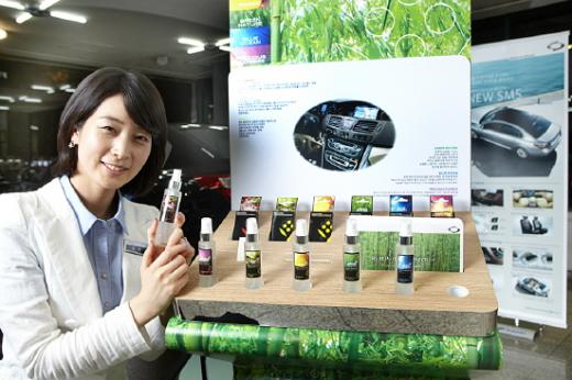 ↑르노삼성자동차는 차량 내부에 향기가 나는 뉴SM5의 퍼퓸 디퓨저를 고객들이 직접 체험할 수 있는 퍼퓸 스탠드를 전국 영업지점에 설치했다고 23일 밝혔다.