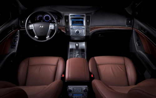 ↑TPU 적용 운전석 모듈. 현대모비스는 인패널과 콘솔박스 등 운전석 모듈 전반에 TPU소재를 사용하고 있다. TPU는 열로 녹여 재활용이 가능할 뿐 아니라 소각 시 발암물질인 다이옥신이 전혀 배출되지 않는다.