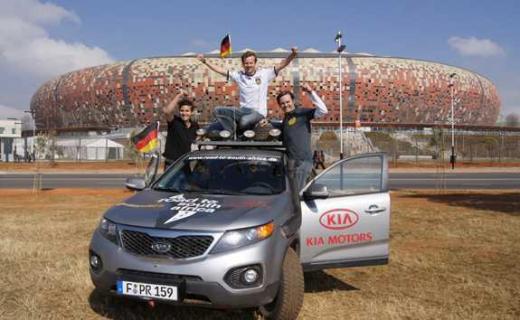 ↑기아차는 아프리카 대륙에 월드컵을 알리고 봉사활동을 펼치는 ‘로드 투 사우쓰 아프리카(Road to South Africa)’ 프로젝트 활동차량으로 쏘렌토R 4대를 제공하는 등 축구를 통한 아프리카 대륙 사회공헌 활동도 펼쳤다. 사진은 총 2만2000km를 달려 지난 10일 남아공 요하네스버그에 도착해 참가자들이 기념사진을 찍고 있는 모습.