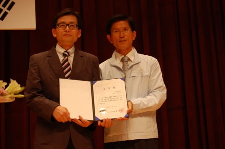 지경부 장관 표창 수상 후 기념촬영하고 있는 이성호 팀장(왼쪽).