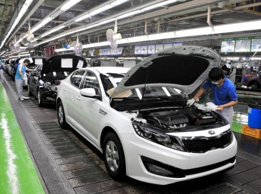 ↑기아자동차 화성3공장 조립라인에서 K5가 생산되고 있다. K5는 현재 출고 대기 물량이 2만대 안팎에 이를 정도로 큰 인기를 끌고 있다. ⓒ기아차 제공