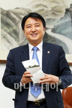 김영환 위원장은 최근 4대강을 현장답사해 걷어올린 감상과 시상을 담은 시집을 냈다. 스스로 "국회에서 이렇게 무지막지하게 시를 쓰는 사람도 드물다"는 그는 인세를 책으로 받아 다른 사람에게 돌림으로써 4대강에 대한 관심과 사랑을 확산시키려한다.