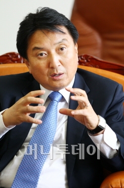 김영환 국회 지식경제위원장은 산업 패러다임이 급격히 변하는 가운데 한국은 뒤처지고 있다며 향후 10년 동안의 먹거리를 찾기 위한 노력이 절실하다고 강조했다. 사진=이명근 기자