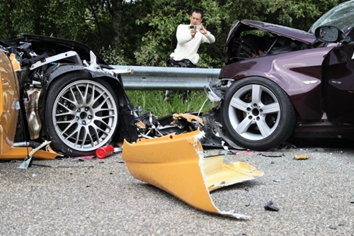 ↑렉서스 'LFA'(사진왼쪽)과 BMW '3시리즈'의 정면충돌(출처:라인자이퉁)