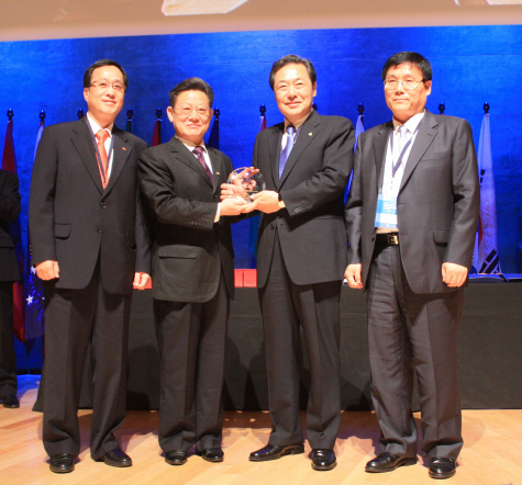 ↑ (왼쪽부터) 김신배 한국IT서비스산업협회장, 사주캉 UN사무차장, 맹형규 행안부장관, 강중협 행안부 정보화전략실장