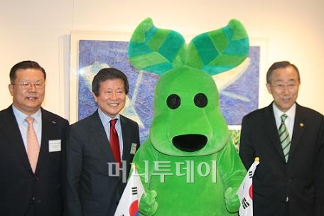 ↑홈플러스 환경캐릭터인 e-파란이 23일(현지시간) 주유엔 한국대표부에서 열린 UNGC 코리아 나이트에서 반기문 유엔사무총장(사진 맨 오른쪽)과 함께 포즈를 취했다. 사진 왼쪽은 차례대로 허준영 한국철도공사 사장, 이승한 홈플러스 회장.