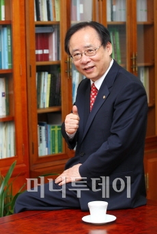 이주영 국회 예산결산특별위원장은 "예산심의는 국민 삶의 질 향상과 직결된 업무"라며 "정치공방을 벌이지 말고 국민에 대한 책무를 먼저 생각해야한다"고 강조했다.