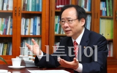 이주영 국회 예산결산특별위원장은 "예산심의와 국정감사를 분리하고 예산 제출기간을 현행 회계연도 개시 90일전에서 120일전으로 늘려야한다"고 말했다. 사진=이명근 기자