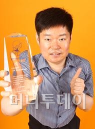 ↑ 심사위원장이신 최재홍 강릉원주대 교수가 두뇌퍼즐게임 '불리'를 개발한 김영식 넥스트앱스 대표(오른쪽)에게 상패를 전달하고 있다. ⓒ이명근 기자 qwe123@