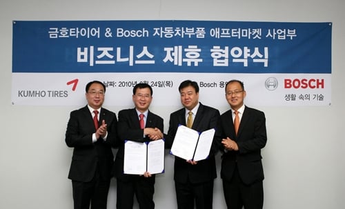 ↑24일 최광규 금호타이어 신유통개발 담당 임원(왼쪽에서 두번째)과 김민 한국로보트보쉬(주) 자동차부품 애프터마켓 사업본부장(오른쪽에서 두번째)이 협약에 서명하고 악수하고 있다.