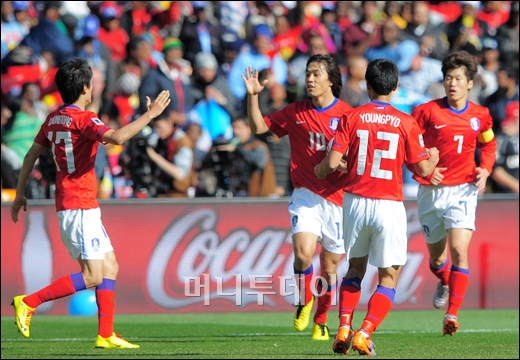 ↑17일 저녁(한국시간) 남아공 요하네스버그 사커시티 스타디움에서 열린 2010 남아공월드컵 B조 2차 예선에서 전반 46분경 이청용이 만회골은 넣은 뒤 동료들의 축하를 받고 있다. ⓒ머니투데이