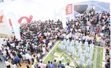 ↑ 지난 27일 '수원 SK Sky VIEW' 모델하우스에서 순위외 접수자들을 대상으로 순번 추첨을 진행하고 있는 모습 ⓒSK건설