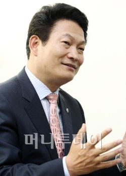 송영길 인천시장 당선자는 "이명박 대통령에게 인천자유경제구역을 인천국제공항처럼 대표적인 성공사례로 육성해야 한다고 요청할 것"이라고 말했다.