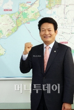 송영길 인천시장 당선자는 "삼성, 한화 등 기업을 유치해 인천발전의 마중물로 삼아 인천을 동북아 중심도시로 육성하겠다"고 힘주어 말했다.