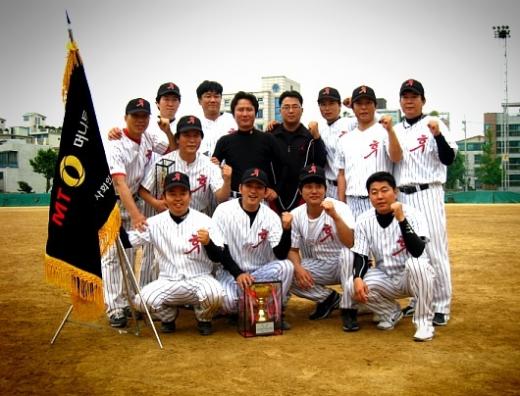 ↑제1회 머니투데이 사회인야구 평일대회 우승팀 '후려쳐'