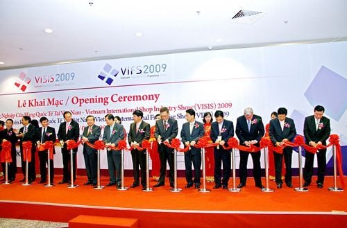 ▲ 지난 2009년 베트남 프랜차이즈산업박람회 테이프컷팅 모습