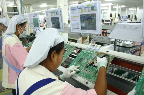 ↑한솔LCD 태국법인의 생산라인 직원들이 LCD 백라이트 유닛에 전원을 공급하는 LCD 인버터 기판을 검사하고 있다.