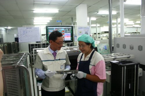 ↑강기현 한솔LCD태국법인장(상무, 사진 왼쪽)이 LCD 부품 생산라인에서 현장 직원과 생산된 인버터 기판을 보며 생산과 관련된 논의를 하고 있다.