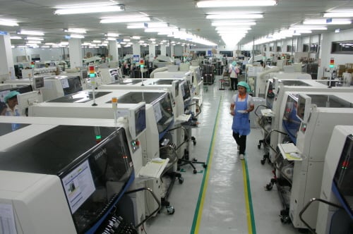 ↑최근 급증하고 있는 LED TV에 들어가는 파워디스플레이(PD) 부품을 생산하고 있는 한솔LCD 태국현지법인의 생산라인. 생산라인 양쪽에는 삼성테크윈이 최근 공급한  칩마운트 장비가 설치돼 생산에 적극 활용되고 있다.