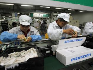 중국 폭스콘 공장에서 일하고 있는 중국 노동자들.