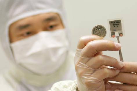 ↑GS칼텍스의 한 연구원이 박막전지와 동전 크기를 비교하고 있다.